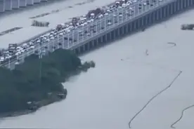 高速路上堵车的源头！网友航拍带你看看为什么堵车#堵车的源头视频封面