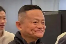 马云现身杭州阿里园区 ，全程微笑，与闲鱼员工挥手致意 2月11日，多位网友今日晒图称，阿里巴巴创始人马云今日现身杭州的阿里园区。有闲鱼员工表示，近距离看到马老师了。视频画面显示，马云身穿带有阿里巴巴集团 logo 的棉马甲，面带微笑挥手与闲鱼的员工们打招呼。从员工拍摄的画面看，马云精神状态不错。#马云现身阿里巴巴杭州园区视频封面