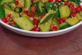 很多人在家拍黄瓜一开始就放盐，难怪做出来的黄瓜又咸又不好吃，今天我教你一个从来没见过的做法，清脆爽口，特别好吃，一起来看看是怎么做的吧#凉拌黄瓜 #美食教程 #抖音美食推荐官 #抖音美食创作者 #家常菜