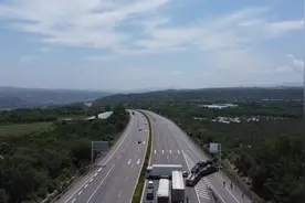 连霍高速。三门峡管控不能通行。高速上等待视频封面