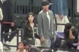 吴勇豪携妻子来到北控主场 明年他会考虑参加选秀 把天赋带到职业赛场吗 #吴勇豪 #篮球需要沉淀 #用篮球表达心情视频封面