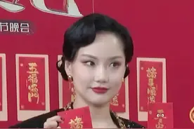 #繁花演员东方春晚重聚 金凤凰#黄龄 分享在《繁花》剧中最感动的事情是蔡司令在自己倾家荡产时给了自己一沓钱，是谁的脑海里已经快速播放画面了#东方卫视春晚