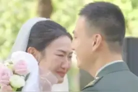 9月25日（发布），山东青岛。弟弟一身戎装现身姐姐婚礼，网友：这是姐姐收到的最好的礼物！#姐弟俩 #最好的礼物 #婚礼现场视频封面
