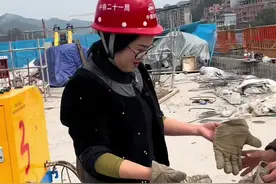 她曾是默默站在丈夫身后的女人，如今却毅然扛起了家庭与事业的重担。丈夫的离世，让她从“幕后”走向了“台前”，从“妻子”变成了“领航者”。面对陌生的领域，她没有退缩，而是选择用行动证明自己，她走进工地与工人们并肩作战，从最初的不熟悉，到如今的默契配合，她用实际行动赢得了大家的尊重与信任。她放下身段，虚心请教，与工人们一起挥洒汗水，共同面对挑战。她深知，只有真正融入团队，才能带领团队走得更远。#工地 #施工现场实拍视频封面