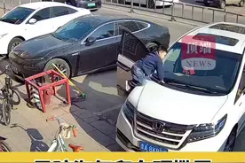 男孩淘气爬到爸爸的车顶撒尿，爸爸：幸好当时天窗是关着的视频封面