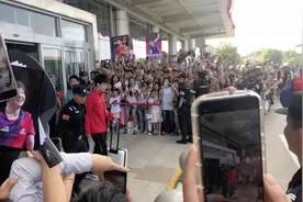 爽了 🥴接机成功#国乒来庆阳 #国乒 #王楚钦孙颖莎视频封面