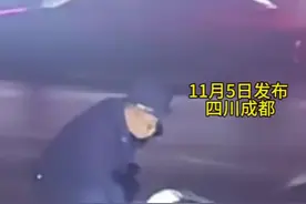 女孩在消防队门口突然晕倒，消防员和附近群众立即上前，查看女孩情况并拨打120视频封面