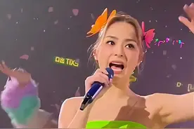 Twins演唱会现场，神颜阿娇依旧很美，只是眼神里已无往日自信。#娱乐圈 #音乐现场 #清纯甜美 #完美身材 #人美歌甜视频封面