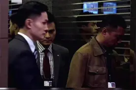 警察拿着搜查令去公司抓人 最后却将罪犯无罪释放