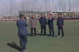 《当我们在刷短视频时，究竟在寻找什么？》   在2025年这个被数字洪流淹没的春天，我们坐在聚餐的圆桌旁，每一个人面前放着一部甚至两部手机，手不由自主拿起手机刷着短视频。这荒诞的一幕突然让我惊醒——我们早已不是用手机记录生活，而是被手机吞噬了生活。   当算法把每个人都驯化成流量的奴隶，我们开始用美颜滤镜伪造笑容，用夸张文案编造故事。那些精心设计的"爆款"视频里，完美妆容下藏着焦虑，精致摆盘旁摆着孤独。我们误以为点赞数等同于人生价值，却忘了真正能穿透屏幕的，从来不是表演，而是呼吸的温度。   深夜刷到那条货车司机在驾驶室煮泡面的视频时，我突然湿了眼眶。油渍斑驳的挡风玻璃外是漆黑的公路，氤氲热气模糊了镜头，却清晰照见他仰头喝汤时满足的神情。这没有剧本的37秒，比任何商业广告都更让人心碎——原来我们穷极一生寻找的，不过是别人生活里未经修饰的切片。   短视频不该是精心搭建的戏台，而应是城市森林里的树洞。当外卖小哥在暴雨中啃着冷掉的包子，当退休教师在社区广场教老人用手机，当90后程序员凌晨三点对着电脑无声流泪，这些被镜头捕捉的瞬间，都在替我们说出那些卡在喉咙里的话。   所以放下提词器，不再扮演别人期待的样子。你眼角的细纹，孩子打翻牛奶的慌乱，母亲唠唠叨叨的叮嘱，这些生活的"瑕疵"才是最动人的蒙太奇。在这个每个人都活成自媒体的时代，最奢侈的创作不是百万剪辑，而是敢于把真实的自己揉进镜头里……   毕竟我们刷短视频时，不是在寻找完美的别人，而是在寻找被自己弄丢的那部分灵魂……  #短视频运营思考  #短视频创作 #如何玩转自媒体#短视频拍摄 #谨以此片献给平凡中不平凡的我们