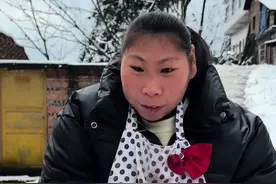 才感秋来，忽而已冬，年年落雪，雪落年年！感冒的燕琴非常想出去玩，妈妈不让就有点不高兴，趁妈妈不注意悄悄跑出去刚好遇见哥哥们在打雪仗……#记录真实生活 #生活 #农村生活 @燕琴妈妈（直播号） @DOU+小助手