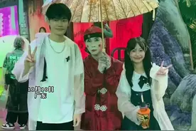 情侣专门在NPC面前亲亲，求NPC的心理阴影！ #情侣 #搞笑视频封面