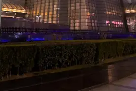 上海金茂大厦，曾有人徒手爬到楼顶！视频封面