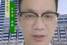 【医疗纠纷知识118:发生医疗事故，医方最紧要的事情应该怎么做？】  发生医疗事故时，最紧要的事情是确保患者安全并采取以下措施。  #医疗纠纷 #医疗事故 #医疗纠纷律师 #医疗事故律师 #天斗医号  大家好，这里是天斗医号。我是北京的医疗纠纷律师宋中清。我们接着看。  1. 立即救治：优先确保患者的生命安全，采取必要的急救措施。  2. 报告事故：迅速通知上级医生或相关负责人，启动应急预案。  3. 记录信息：详细记录事故的时间、地点、经过及采取的措施，确保信息准确。  4. 保护现场：保留相关医疗设备、药品等证据，避免破坏现场。  5. 通知家属：及时、透明地向患者家属说明情况，避免误解。  6. 内部调查：医院应迅速展开调查，明确事故原因，防止类似事件再次发生。并上报卫健机关。  7. 心理支持：为患者、家属及涉及医护人员提供心理辅导，减轻心理压力。  8. 改进措施：根据调查结果，完善制度和流程，提升医疗安全。  9. 沟通协调：与患者及家属保持沟通，妥善处理后续事宜。  这些步骤有助于最大限度减少事故影响，保障患者权益和医疗安全。视频封面