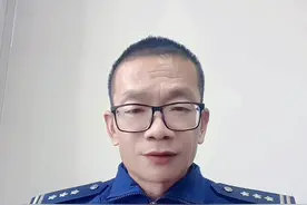 中国双向八车道的高速公路， #抖出你的家乡 #河南 #高速公路 你知道中国最长的双向八车道高速公路在哪吗！最长的两条都在这里，首先连霍高速，是中国最长的高速公路之一。横贯中国大陆的东、中、西部。连接江苏连云港和新疆霍尔果斯，连霍高速，全长4395公里，途经6个省份，连霍高速河南段全长611公里，途经河南商丘、开封、郑州、洛阳，三门峡等地，河南境内除商丘至豫皖省界段外均实现了八车道通行。另外京港澳高速是中国最繁忙的高速公路，京港澳高速途经河北、河南、湖北、湖南、广东，贯穿中国南北，是中国的南北交通大动脉，全长2285，京港澳高速河南段全长 500公里 京港澳高速河南段经过安阳、鹤壁、新乡、郑州、许昌、漯河、驻马店、信阳。京港澳高速公路河南段全线实现了双向八车道通行。视频封面