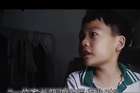 “一位家长正在陪孩子写作业，突然情绪崩溃，男孩突然被妈妈的崩溃吓了一跳，不知所措的对妈妈说：我以后会改的！”#辅导孩子写作业能有多生气视频封面