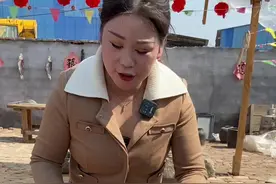 撑船亲自抓微山湖四个鼻子的大鲤鱼，#2024新农人计划 #柴火饭是心里最暖的味道 #铁锅炖鱼 #创作灵感 @上热门（点赞获取-官方流量扶） @DOU+上热门 @上热门视频封面