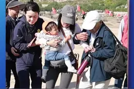 暖心！ 北京游客在壶口瀑布景区扭伤  景区工作人员及时救助#山西 #壶口瀑布 #国庆假期被安排明白了 #暖心视频封面