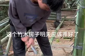 一个竹木小屋，是一木一竹叠起来的，看起来简单，做起来真的需要勇气，除了坚持到底，我不知道怎么形容。#三农 #竹子手工制作工艺 #农村 #农村生活 #木屋建造视频封面