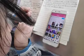 左撇子女性的性格特征可能包括智慧、柔和优雅、成熟、敏感、直觉超准、迷恋孤独、思维缜密、学习能力强、逆向思维强、内向、姿势灵巧和逻辑思维强。然而，性格是复杂且多元的，还受到成长环境、教育背景、人生经历等多种因素的影响，因此不能一概而论。  ● 智慧和气场：左撇子女性常常展现出独特的智慧和强大的气场，这可能与她们的大脑结构和思维方式有关。  ● 敏感和直觉：她们通常较为敏感，直觉超准，能够敏锐地感知周围的人和事。  ● 迷恋孤独：部分左撇子女性可能享受孤独，在独处中找到内心的宁静。  ● 缜密的思维：她们在做事时往往深思熟虑，展现出较强的思维能力。  ● 学习能力：左撇子女性通常具有较强的学习能力和逆向思维，能够快速掌握新技能。  ● 内向：一些左撇子女性可能比较内向，在社交场合中表现得较为安静。  ● 姿势灵巧：由于习惯用左手，她们在某些活动中可能展现出独特的灵活性。  ● 逻辑思维：右脑发达的特性使她们在艺术和创造性领域可能有出色的表现。 #左撇子宝宝 #左撇子写字 #我家公主 #我家女孩一不小心就长大了视频封面