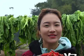四川人家里炒菜少不了的泡辣椒 泡辣椒就像玲玲这样泡，简单又方便，泡一次吃一年，相当的巴适！#妈呀太香了#四川泡辣椒#泡椒 #省饭课代表#把家乡的味道分享给大家视频封面