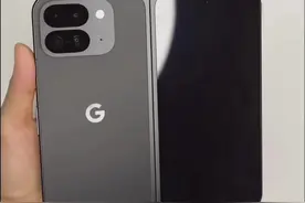 谷歌 Pixel 9 Pro Fold折叠屏手机开箱，细节做得不错。  谷歌 Pixel 9 Pro Fold 作为谷歌第二款折叠屏旗舰手机，在外观设计、性能、影像、智能体验以及其他方面都展现出了不错的实力。它以其超薄的机身、强大的性能、出色的影像系统和丰富的智能功能，为用户带来了全新的使用体验，在折叠屏手机市场中占据了一席之地。尽管在某些方面可能还有提升的空间，在海外它是一款值得关注和体验的优秀手机，对于那些追求科技前沿、注重品质和创新的用户来说，Pixel 9 Pro Fold 无疑是一个极具吸引力的选择。当然，其 1799 美元（约 12900 元）的起售价也表明了它定位于高端市场。就是不知道有多少人愿意买单？ #pixel #谷歌 #折叠屏手机 #谷歌折叠屏手机 #折叠屏视频封面