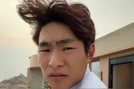 谢谢你，爱人侠！ 剪这个视频的时候还是觉得很对不起他，一直哭。  记得刚来攀枝花的第一个晚上，我把枕头放在身下趴着玩手机，他走进来，看到我睡的那方没有枕头，转身就去隔壁房间，拿了一个枕头递给我，我疑惑的说，我有枕头啊，只是趴着你看不见而已，他说我以为你没有，我就去拿了。就是这么小小的一件事，他都能无微不至，可能换我，看到他没枕头我会指挥他去隔壁拿一个…… 而生活中，这种小事还很多，我不禁反思自己，到底是怎样爱他的？  他一直包容我敏感自卑的内心，用他的全力爱我，呵护我的自尊。但当他明明不舒服，趴在桌上时 我的脑子却只想一点小小的不舒服而已，陪我出去站着又没事。 我站起身来离开他的那一刻，不知道他是怎么想的，但如果是他这样对我，我会有多难过…  他一直在教我如何爱人，一直治愈我让我的心理变得健康，我应该更要好好爱他的。#日常vlog #爱