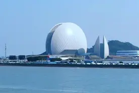 有空来珠海海天公园沙滩吧！这儿人少景美，能挖沙、漫步海上栈道，尽情感受珠海的浪漫。#珠海旅游攻略 #珠海情侣路风景 #日月贝 #总有一片海值得你去看看 #日月贝视频封面