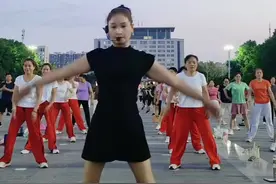 三分练七分拉，运动你做热身和拉伸吗？跳操前做热身，让跳的时候身体更灵活，会让节奏感更强，运动后拉伸，会助于预防运动损伤，缓解肌肉酸痛和防止代谢产物的积累，拉伸不仅能够让肌肉和韧带得到充分的舒展，增加肌肉的力量，还能提高韧带的柔韧性，运动后做个拉伸，心情有多好，生活就有多好，完成一场激烈的有氧运动后，都不要忘记做拉伸，让身体和心灵都得到充分的放松和恢复#运动 #拉伸 #热门 #感谢抖音我要上热门 #感谢那些默默给我点赞的人视频封面