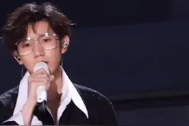 王源即将返回伯克利上学，此前被退学的谣言不攻自破，希望大学生王源越来越好视频封面