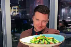 家人们，这个顺德粥水火锅涮出来的海鲜和肉比平时的更滑更嫩~#老外在中国  #外国人吃中国美食  #顺德美食 #广州粥水火锅推荐视频封面