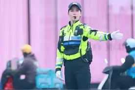 英姿飒爽的美丽女交警袁雨佳又来啦。#平安守护 #杭州 #正能量视频封面