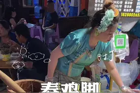 豆角真的可以生吃么？！这个小姐姐好像多给我放了一只呀！#路边摊美味 #寻味街边小吃 #丹玛