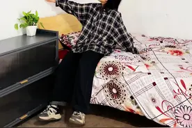 把爷爷脏兮兮的房间打扫出来啦、以后也能睡在干净的房间、整洁的床铺上了#老房改造#旧房改造 #农村生活视频封面