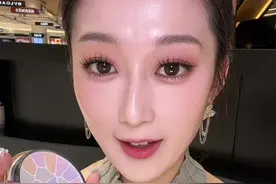 确实不一样哦。我现在的脸肯定用玛丽安宝莱啊#玛丽安宝莱天使蜜粉 #玛丽安宝莱 #定妆蜜粉 #E大饼视频封面