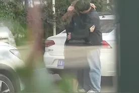 女孩找了比自己小四岁的老公，没想到男孩功成名就居然抛弃了糟糠之妻#霸道总裁 #意想不到的结局 #被迫营业的男人 #不按套路出牌 #这谁顶得住啊视频封面