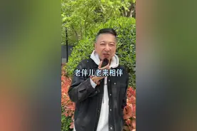 耄耋老人忘了回家的路，却不忘挽着对方的手。老人铺展塑料袋颤抖的手，比年轻时手捧的999朵玫瑰，更懂什么是天长地久。陪伴是最长情的告白#情感共鸣 #生活感悟 #传递正能量 #陪伴 #萌叔叙事视频封面