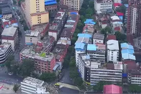 这是中国河口，一座边境小城，悠悠河水划分出两国界限，河对面是越南，璀璨的夜景下，充满活力#在河口逛边交会 #河口看两国#滇了癫了河口边交会视频封面