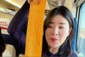 原来在高铁上也可以交朋友？！#谁懂坐高铁这桌零食的含金量 #出游美味请上桌 #高铁上如何打发时间 #韩国人