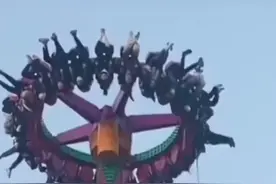 #游乐场回应大摆锤停摆游客倒挂空中 太巧了～游客体重达到平衡点，大摆锤“停摆”了！#大摆锤 #惊险刺激 #危险动作请勿模仿 #惊呆了老铁这是什么表演视频封面