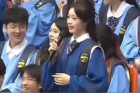 青岛大学女生毕业典礼领唱《美丽的神话》#青岛大学 #毕业 #大学生 #唱歌 （来源：新华社）视频封面