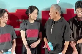 终于又看到#庆余年 帝后#陈道明#俞飞鸿 同框了，两位这是在聊什么呢？#电影解密北京首映礼#电影解密视频封面