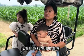 老罗看躺在床上的妈妈，又心酸又心疼，祝妈妈早日康复。视频封面