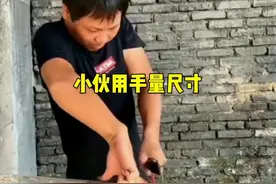 小红用手量尺寸👍🏻#搞笑配音 #搞笑视频