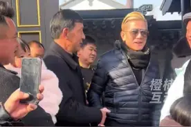 59岁郭富城陪妻子方媛回安徽老家拜年，笑称人多没关系，和亲朋好友唠家常、发红包合影#郭富城视频封面