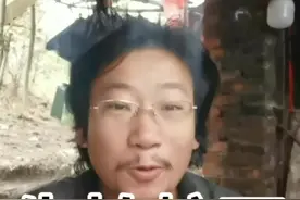 #牛怕不怕蛇？ #农村生活回忆录 #农村生活 #抖音记录农村生活 #山卡卡的农村人 记得小时候去放牛，有一次看到草丛里面有一条五步蛇，我当时吓坏了，以为我家牛会被蛇咬死。