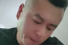 为什么情人关系会经常吵架？闹情绪？两个相爱的人，爱得越深，就越喜欢相互折磨对方，明明谁也离不开谁，却总是因为一点小事吵架，情绪上头的那一刻，我们恶语相对，因为我们都太了解彼此了，用最幼稚的方法去伤害对方，动不动就删除拉黑，发信息赌气不回，打电话故意不接，然后两个人都患得患失，各种语言行动的去伤害对方．.＃爱与不爱都在细节里＃内容过于真实视频封面