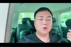 榆林出租车 #榆林 #榆林出租车 榆林出租车罢工事件引发了网友的广泛关注和讨论，以下是一些网友的评价：  • 支持出租车司机：部分网友认为出租车司机的工作辛苦，收入较低，他们的诉求应该得到关注和解决。  • 指责管理部门：一些网友认为榆林市出租车行业管理部门及相关领导不作为、不担当，在网约车管理等方面存在滞后和不足。  • 呼吁双方协商：有网友认为出租车和网约车应该共同发展，管理部门应该制定合理的政策，平衡两者的利益。  • 对出租车服务不满：也有网友对榆林出租车的服务质量提出了批评，认为出租车司机存在拒载、拼客、不打表等问题，需要提高服务水平。  • 关注公共交通：还有网友担心出租车罢工会对城市公共交通造成影响，呼吁尽快解决问题，保障市民的出行需求。  总的来说，网友的评价呈现出多元化的特点，既反映了出租车司机的诉求和困境，也指出了管理部门和出租车行业存在的问题。解决这些问题需要各方共同努力，通过协商和改革来推动出租车行业的健康发展。视频封面