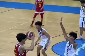 身高两米零三的锋线、有着一手顶尖的持球进攻技术，投射和防守意识脚步更是一绝，进可持球前锋退可顶级3D，17岁的张博源会是中国男篮锋线的答案？#张博源 #中国男篮#丁彦雨航#篮球