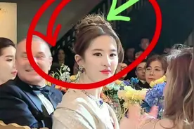 你就仔细看第4秒，看看刘亦菲走路拽拽的样子是什么感觉？视频封面